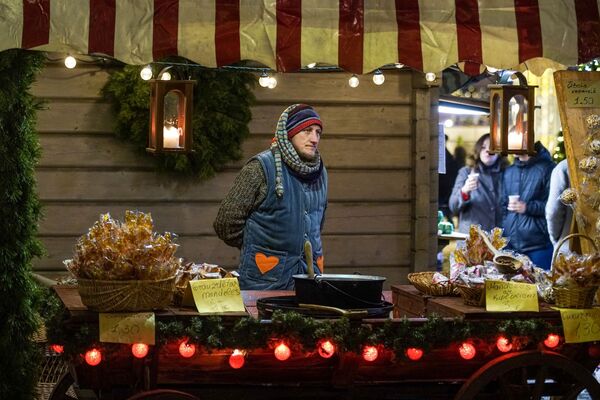 Павильон на рождественской ярмарке на Домской площади в Риге - Sputnik Латвия