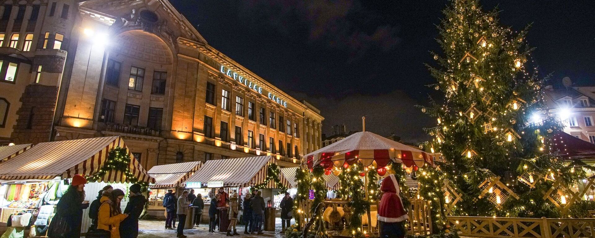 Рождественская ярмарка на Домской площади в Риге - Sputnik Латвия, 1920, 30.11.2021