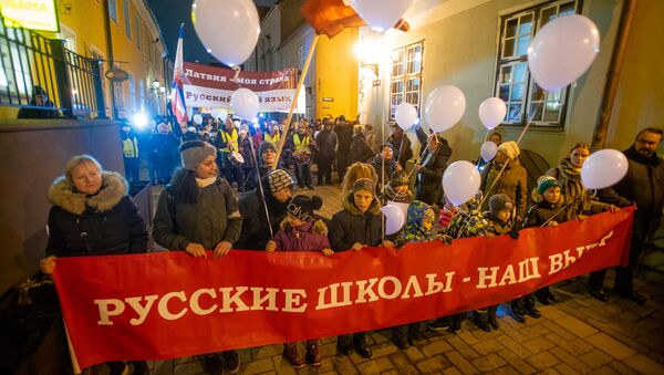 Участники акции протеста Марш света против тьмы, против перевода всех школ национальных меньшинств на латышский язык обучения, в Риге - Sputnik Латвия