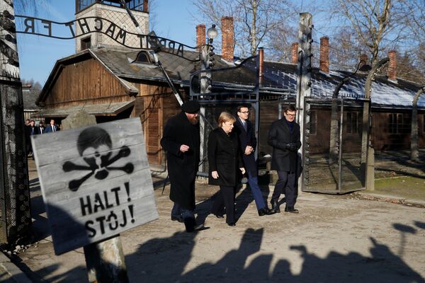 Vācijas kancleres vizīte Aušvicas nāves nometnē - Sputnik Latvija