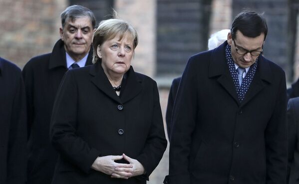 Канцлер Германии Ангела Меркель и премьер-министр Польши Матеуш Моравецкий во время посещения концлагеря Освенцим - Sputnik Латвия