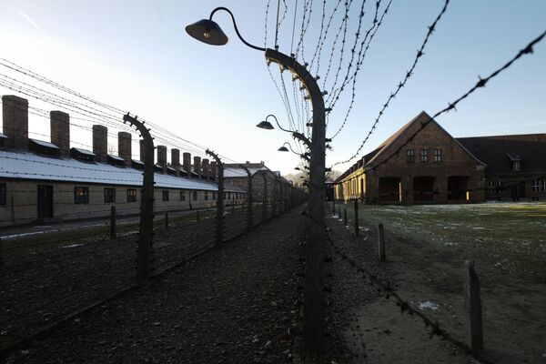 На территории бывшего концлагеря Освенцим в Польше. - Sputnik Латвия