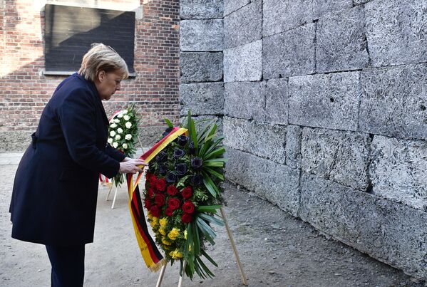 Канцлер Германии Ангела Меркель во время возложения венков к мемориалу во время посещения концлагеря Освенцим. - Sputnik Латвия