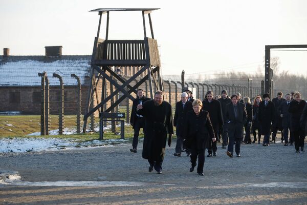 Канцлер Германии Ангела Меркель и премьер-министр Польши Матеуш Моравецкий во время посещения концлагеря Освенцим. - Sputnik Латвия