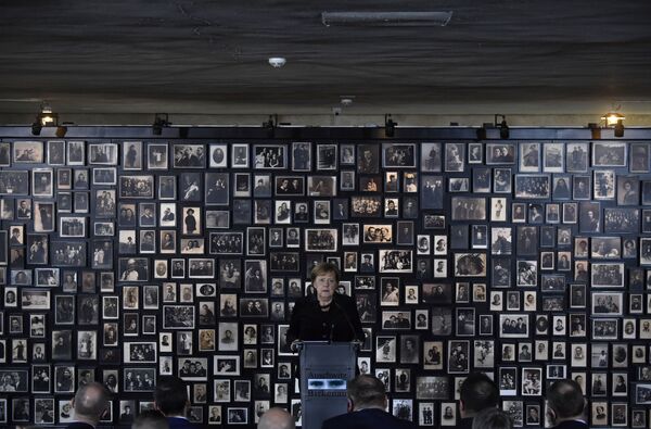 Канцлер Германии Ангела Меркель выступает с речью во время посещения концлагеря Освенцим. - Sputnik Латвия