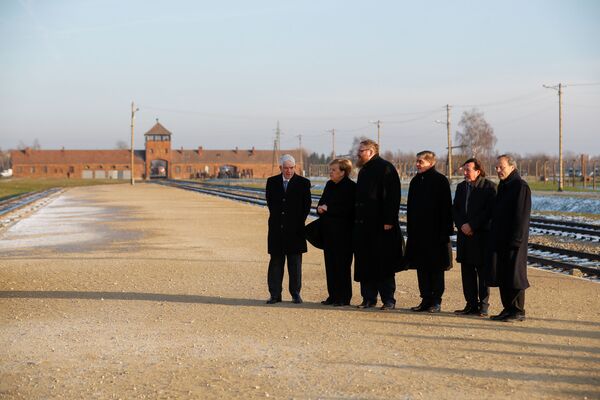 Канцлер Германии Ангела Меркель и премьер-министр Польши Матеуш Моравецкий во время посещения концлагеря Освенцим - Sputnik Латвия
