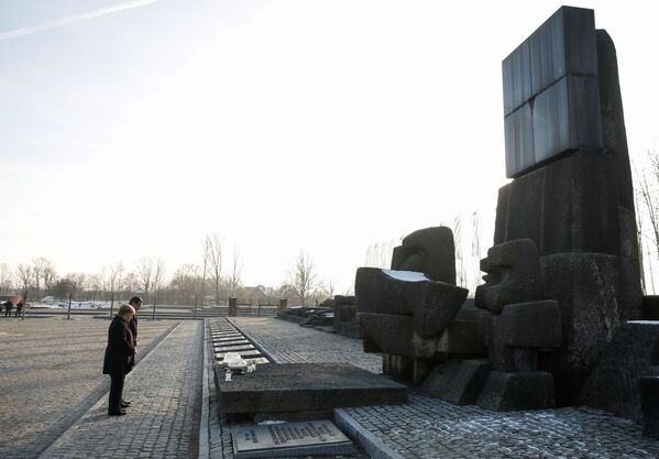 Vācijas kancleres vizīte Aušvicas nāves nometnē - Sputnik Latvija