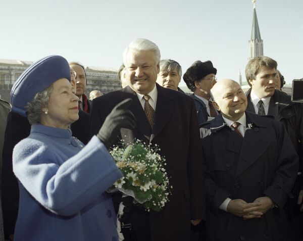 Королева Великобритании Елизавета II, президент России Борис Ельцин и мэр города Москвы Юрий Лужков на Красной площади во время официального визита королевы в Россию - Sputnik Латвия