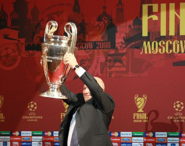 Мэр Москвы Юрий Лужков во время церемонии передачи кубка футбольной Лиги чемпионов в ГУМе в Москве, 2008 год - Sputnik Латвия