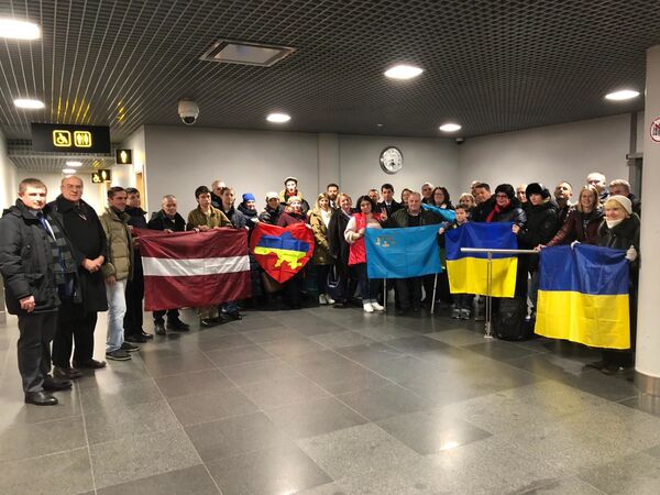 Флаги и памятное фото у туалета: МИД Латвии встретил украинских моряков Флаги и памятное фото у туалета: МИД Латвии встретил украинских моряков - Sputnik Латвия