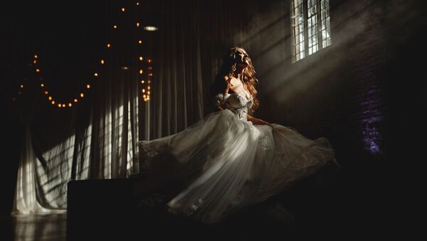 Снимок британского фотографа Ben Appleby, победивший в категории  SOLO PORTRAIT в конкурсе 2019 International Wedding Photographer of the Year  - Sputnik Латвия