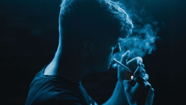 Курящий подросток - Sputnik Latvija