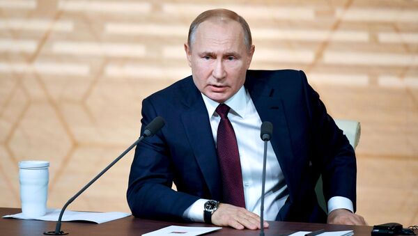 Президент России Владимир Путин на ежегодной большой пресс-конференции - Sputnik Latvija