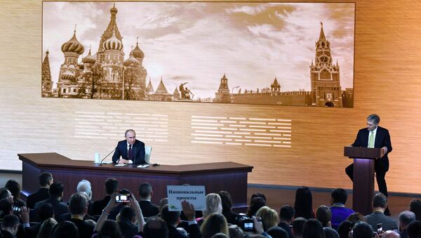 Президент России Владимир Путин и его пресс-секретарь Дмитрий Песков на большой ежегодной пресс-конференции  - Sputnik Latvija