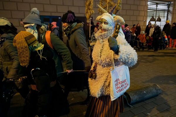Vecrīgā aizritēja latviešu tautas tradīcija – Bluķa vilkšana. Gājiena dalībnieki izvilka bluķus cauri vecpilsētas ielām, un pēc tam sadedzināja tos Rātslaukumā. - Sputnik Latvija