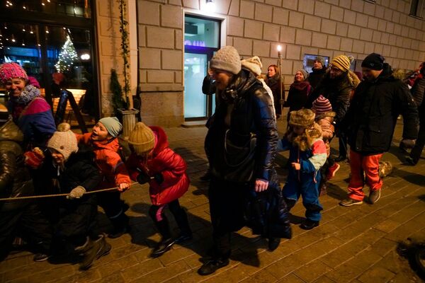 Vecrīgā aizritēja latviešu tautas tradīcija – Bluķa vilkšana. Gājiena dalībnieki izvilka bluķus cauri vecpilsētas ielām, un pēc tam sadedzināja tos Rātslaukumā. - Sputnik Latvija