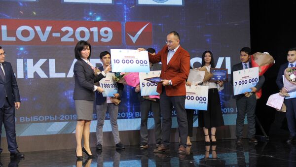 Награждение победителей молодежного конкурса на лучший видеоролик, призывающий принять участие в выборах-2019 в Узбекистане - Sputnik Латвия