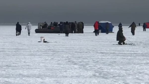 В Приморье сняли видео как 30 рыбаков подрались из-за катера - Sputnik Латвия