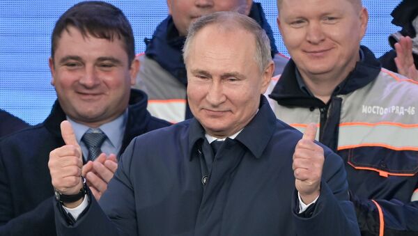  Президент России Владимир Путин на церемонии открытия движения по железнодорожной части Крымского моста  - Sputnik Латвия