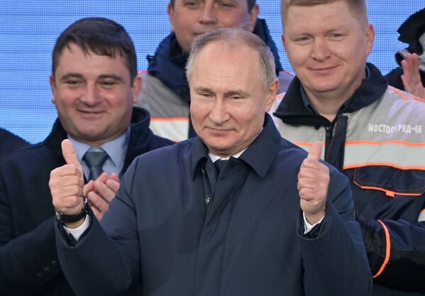  Президент России Владимир Путин на церемонии открытия движения по железнодорожной части Крымского моста  - Sputnik Латвия