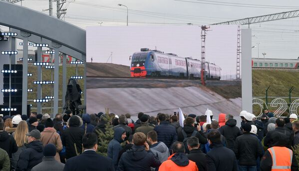 Трансляция прибытия первого рельсового автобуса перед церемонией открытия движения по железнодорожной части Крымского моста Трансляция прибытия первого рельсового автобуса перед церемонией открытия движения по железнодорожной части Крымского моста - Sputnik Латвия