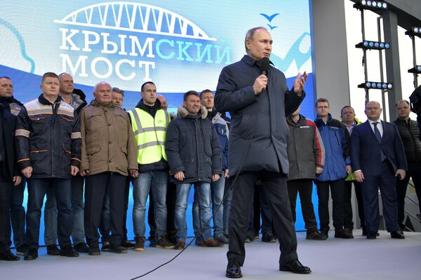 Президент России Владимир Путин на церемонии открытия движения по железнодорожной части Крымского моста  - Sputnik Латвия