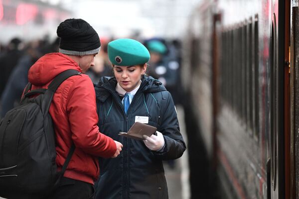 Проверка билетов у пассажиров первого именного состава Таврия - Sputnik Латвия