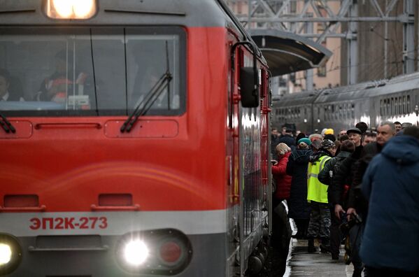 Отправление поезда Таврия из Санкт-Петербурга в Крым - Sputnik Латвия