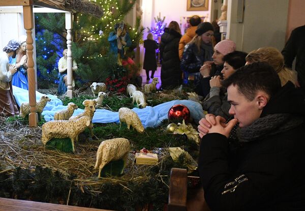 Верующие во время рождественской мессы в Беларуси. Верующие во время рождественской мессы в Беларуси. - Sputnik Латвия