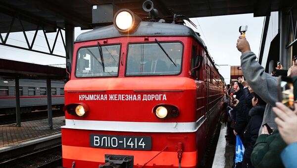 Прибытие пассажирского поезда  Москва – Симферополь - Sputnik Латвия