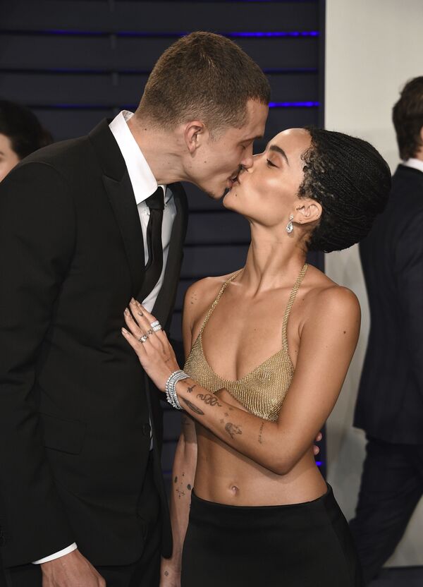 Актриса Зои Кравиц и актер Карл Глусман на Vanity Fair Oscar Party в Калифорнии, архивное фото Актриса Зои Кравиц и актер Карл Глусман на Vanity Fair Oscar Party в Калифорнии, архивное фото - Sputnik Латвия