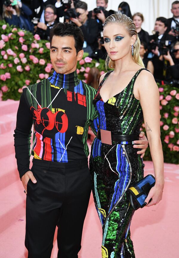 Актриса Софи Тернер и певец Джо Джонас на 2019 Met Gala в Нью-Йорке, архивное фото Актриса Софи Тернер и певец Джо Джонас на 2019 Met Gala в Нью-Йорке, архивное фото - Sputnik Латвия