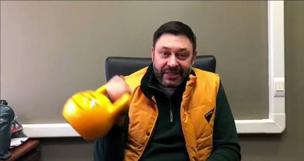 Исполнительный директор МИА Россия сегодня Кирилл Вышинский во время флешмоба в поддержку Sputnik Эстония Исполнительный директор МИА Россия сегодня Кирилл Вышинский во время флешмоба в поддержку Sputnik Эстония - Sputnik Латвия