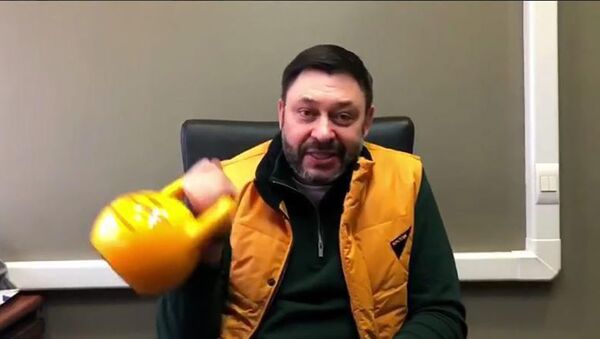 Исполнительный директор Кирилл Вышинский во время флешмоба в поддержку Sputnik Эстония - Sputnik Latvija