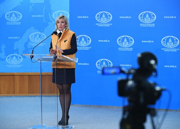 Официальный представитель министерства иностранных дел России Мария Захарова во время брифинга в Москве Официальный представитель министерства иностранных дел России Мария Захарова во время брифинга в Москве - Sputnik Латвия