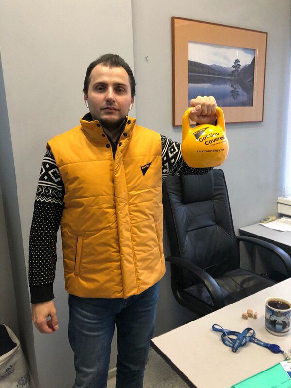 Директор по иновещанию агентства Турал Керимов во время флешмоба в поддержку Sputnik Эстония Директор по иновещанию агентства Турал Керимов во время флешмоба в поддержку Sputnik Эстония - Sputnik Латвия
