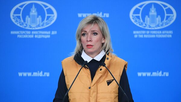 Официальный представитель министерства иностранных дел России Мария Захарова во время брифинга в Москве - Sputnik Latvija