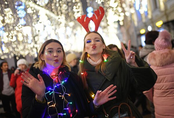 Девушки встречают Новый год на Никольской улице в Москве Девушки встречают Новый год на Никольской улице в Москве - Sputnik Латвия