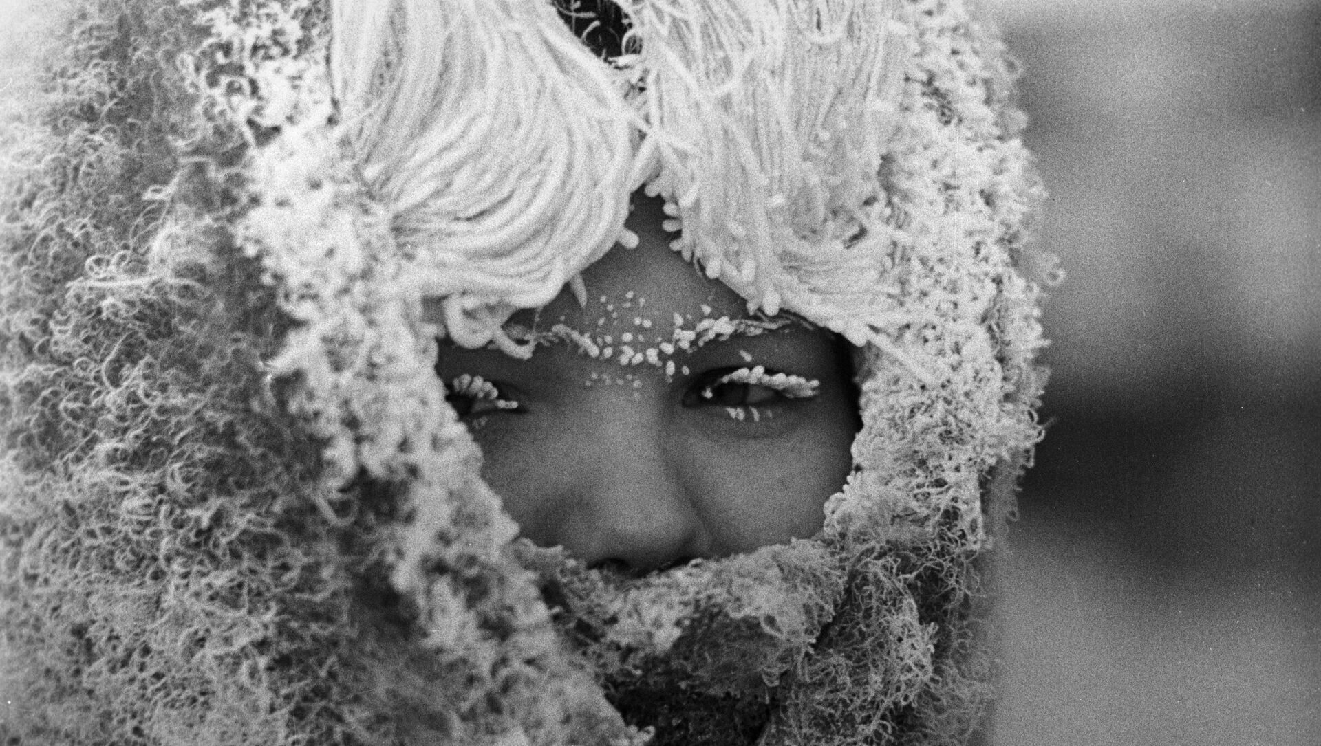 Девушка в сильный мороз - Sputnik Латвия, 1920, 03.02.2021