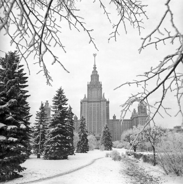 Вид на первый учебный корпус Московского государственного университета имени М.В.Ломоносова Вид на первый учебный корпус Московского государственного университета имени М.В.Ломоносова - Sputnik Латвия