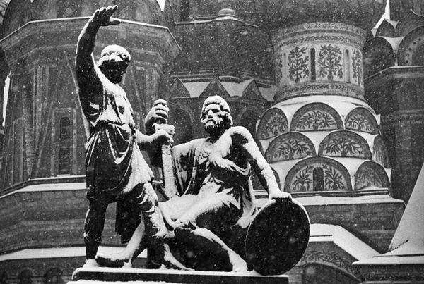 Памятник Козьме Минину и Дмитрию Пожарскому на Красной площади в Москве Памятник Козьме Минину и Дмитрию Пожарскому на Красной площади в Москве - Sputnik Латвия
