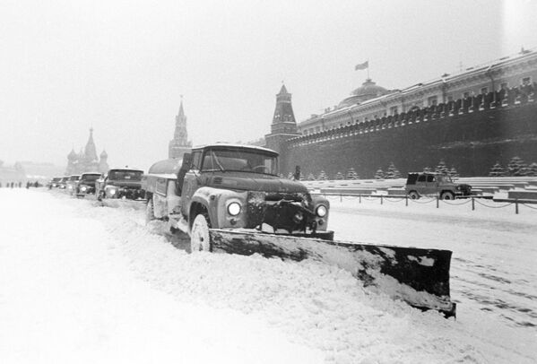 Уборка московских улиц после снегопада Уборка московских улиц после снегопада - Sputnik Латвия