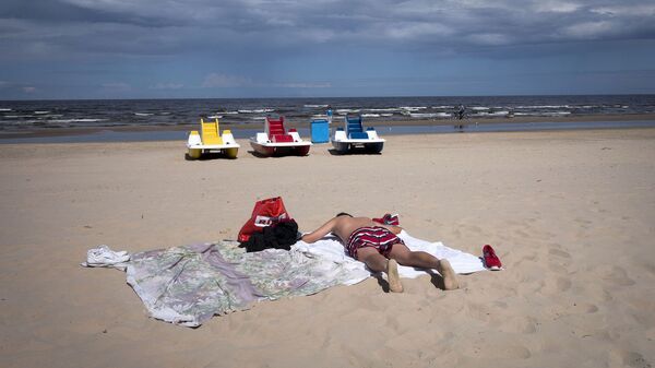 Atpūta pludmalē. Foto no arhīva - Sputnik Latvija
