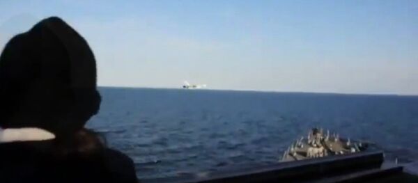 Пролет Су-24 над американским эсминцем USS Donald Cook. Съемка ВМС США Пролет Су-24 над американским эсминцем USS Donald Cook. Съемка ВМС США - Sputnik Латвия