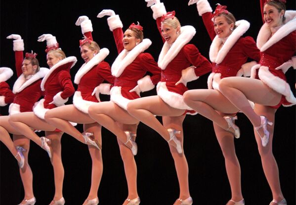 Нью-йоркский женский танцевальный коллектив The Rockettes во время выступления в Бостоне Нью-йоркский женский танцевальный коллектив The Rockettes во время выступления в Бостоне - Sputnik Латвия