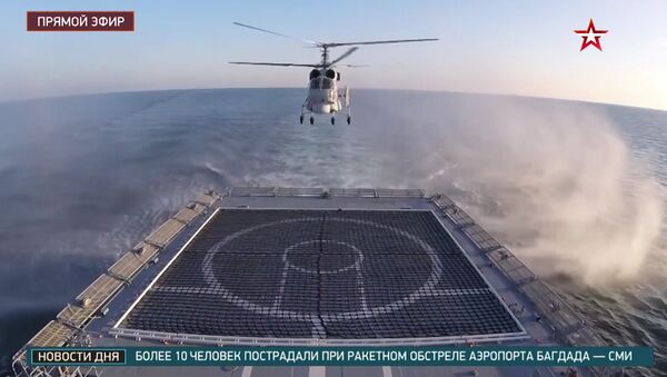 Не сбавляя хода: пилоты Ка-27 отработали посадку на движущийся фрегат в Черном море - Sputnik Латвия