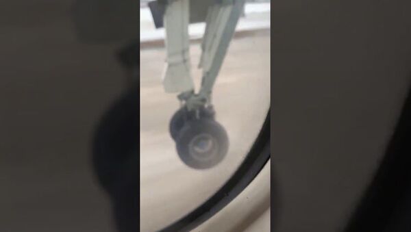 У самолета во время взлета отрывается колесо - Sputnik Латвия