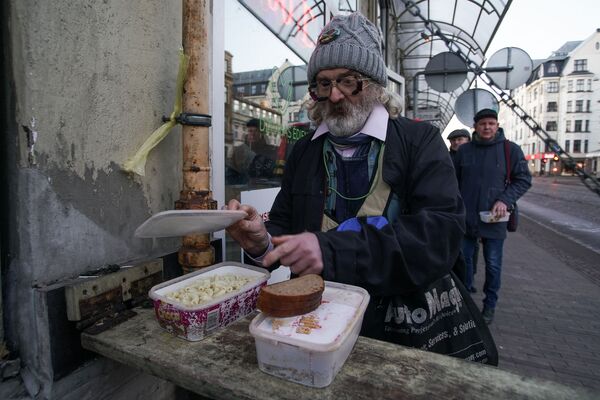 Другая сторона. Почему в Риге не умрешь с голоду, или Путешествие в мир бездомных Другая сторона. Почему в Риге не умрешь с голоду, или Путешествие в мир бездомных - Sputnik Латвия