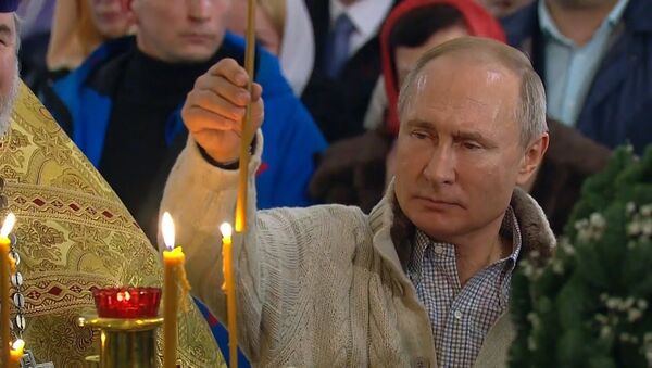 Президент и премьер России на рождественских богослужениях в Санкт-Петербурге и Москве - Sputnik Латвия