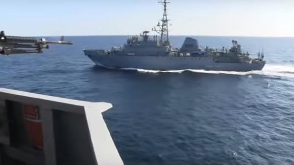 Сближение американского эсминца с российским кораблем сняли на видео - Sputnik Latvija